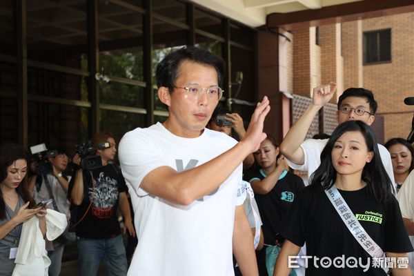 ▲民眾黨主席黃國昌8日中午現身北檢。（圖／記者徐文彬攝）