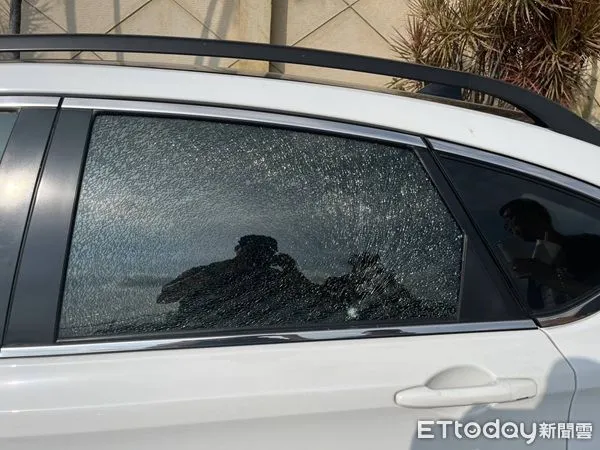 ▲停路邊車窗卻不明原因擊破成蜘蛛網狀。（圖／桃園警分局提供、下同）