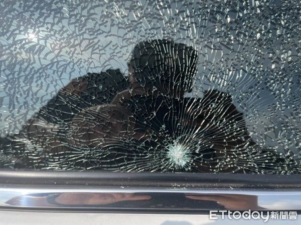 ▲停路邊車窗卻不明原因擊破成蜘蛛網狀。（圖／桃園警分局提供、下同）