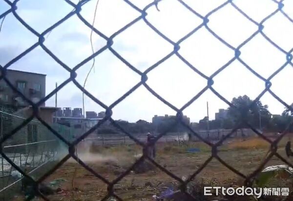 ▲警眼尖細查找到割草機噴飛石頭所致。（圖／桃園警分局提供）