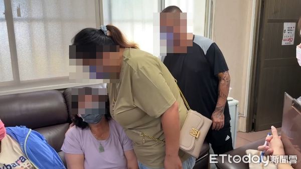 ▲南投男拖輾斃女友，吳姓女友媽媽現身相驗崩潰。（圖／記者高堂堯翻攝，下同）