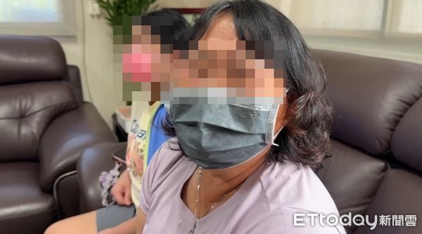 ▲南投男拖輾斃女友，吳姓女友媽媽現身相驗崩潰。（圖／記者高堂堯翻攝，下同）