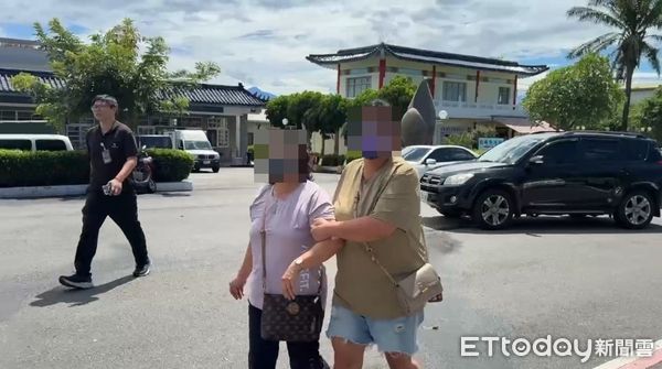 ▲南投男拖輾斃女友，吳姓女友媽媽現身相驗崩潰。（圖／記者高堂堯翻攝，下同）