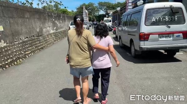 ▲南投男拖輾斃女友，吳姓女友媽媽現身相驗崩潰。（圖／記者高堂堯翻攝，下同）