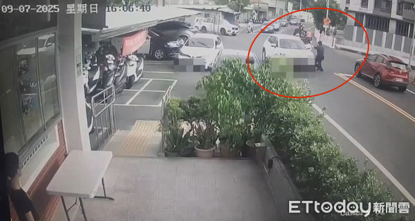 ▲▼岡山撞車攔車             。（圖／記者陳宏瑞翻攝）