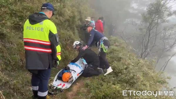 ▲吳女與丈夫跟團登山健行，不慎摔入10米邊坡，聯合搜救小組全力救援。（圖／記者翁伊森翻攝）
