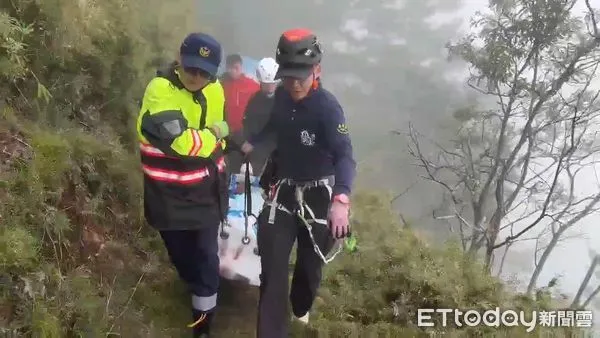 ▲吳女與丈夫跟團登山健行，不慎摔入10米邊坡，聯合搜救小組全力救援。（圖／記者翁伊森翻攝）