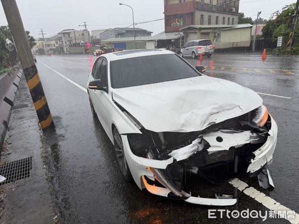 ▲苗栗市台13線南勢里測速照相桿附近，昨發生酒駕轎車失控碰撞機車和休旅車，造成騎士重傷送醫。（圖／記者楊永盛翻攝）