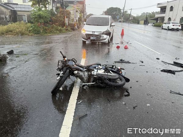 ▲苗栗市台13線南勢里測速照相桿附近，昨發生酒駕轎車失控碰撞機車和休旅車，造成騎士重傷送醫。（圖／記者楊永盛翻攝）