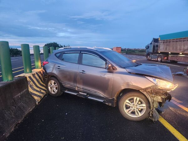 ▲國1南206K發生4車連環撞。（圖／國道警方提供）