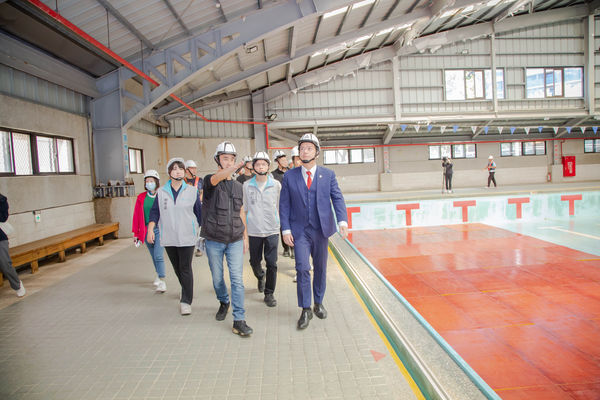 ▲▲代理市長邱臣遠前往香山游泳池視察。（圖／新竹市政府提供）。（圖／新竹市政府提供）