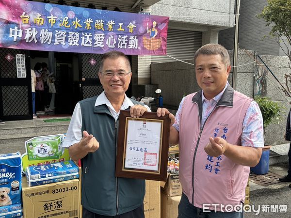 ▲台南勞工局攜手泥水工會於中秋節前夕發送愛心物資，關懷弱勢家庭。（記者林東良翻攝，下同）