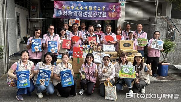 ▲台南勞工局攜手泥水工會於中秋節前夕發送愛心物資，關懷弱勢家庭。（記者林東良翻攝，下同）