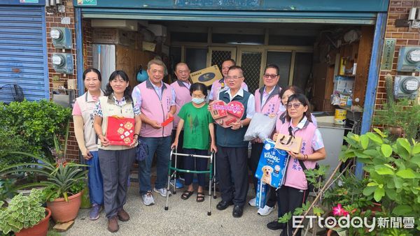 ▲台南勞工局攜手泥水工會於中秋節前夕發送愛心物資，關懷弱勢家庭。（記者林東良翻攝，下同）