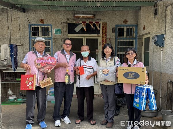 ▲台南勞工局攜手泥水工會於中秋節前夕發送愛心物資，關懷弱勢家庭。（記者林東良翻攝，下同）