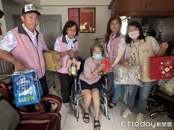 ▲台南勞工局攜手泥水工會於中秋節前夕發送愛心物資，關懷弱勢家庭。（記者林東良翻攝，下同）
