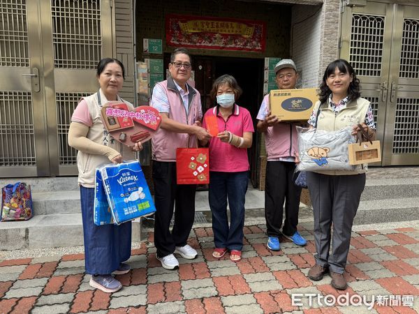 ▲台南勞工局攜手泥水工會於中秋節前夕發送愛心物資，關懷弱勢家庭。（記者林東良翻攝，下同）