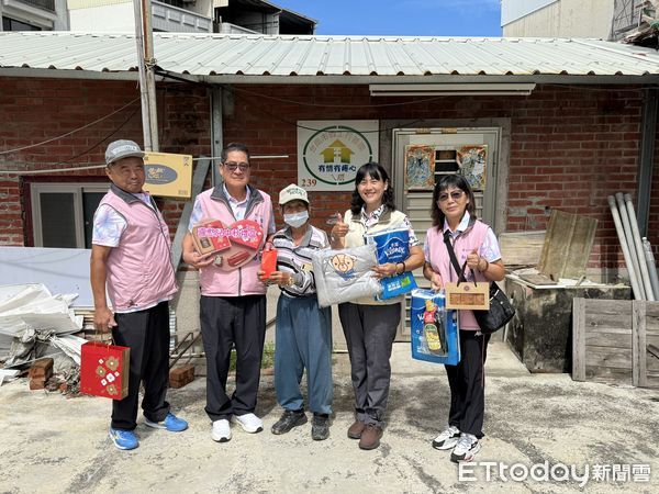 ▲台南勞工局攜手泥水工會於中秋節前夕發送愛心物資，關懷弱勢家庭。（記者林東良翻攝，下同）