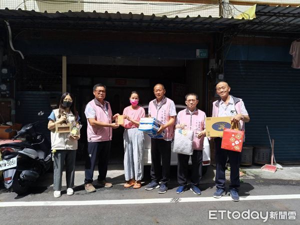▲台南勞工局攜手泥水工會於中秋節前夕發送愛心物資，關懷弱勢家庭。（記者林東良翻攝，下同）