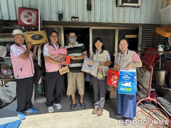 ▲台南勞工局攜手泥水工會於中秋節前夕發送愛心物資，關懷弱勢家庭。（記者林東良翻攝，下同）