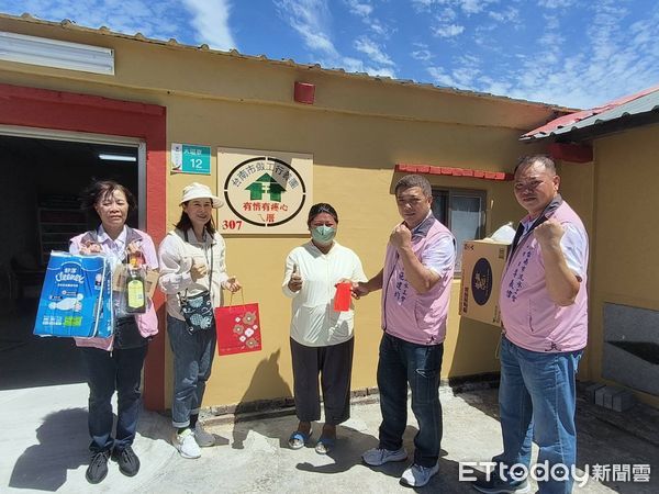 ▲台南勞工局攜手泥水工會於中秋節前夕發送愛心物資，關懷弱勢家庭。（記者林東良翻攝，下同）