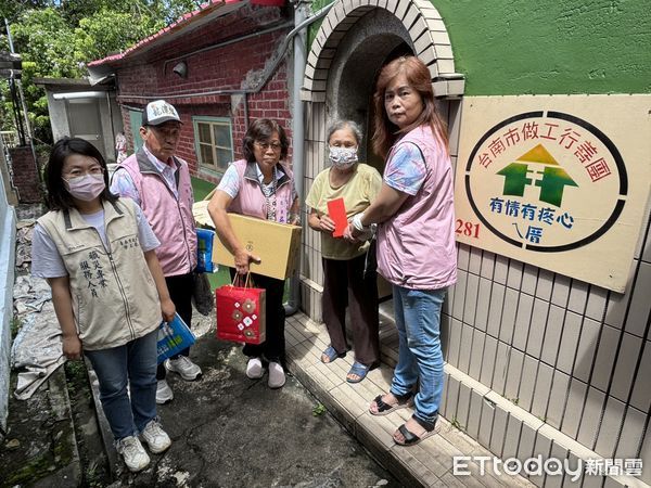 ▲台南勞工局攜手泥水工會於中秋節前夕發送愛心物資，關懷弱勢家庭。（記者林東良翻攝，下同）