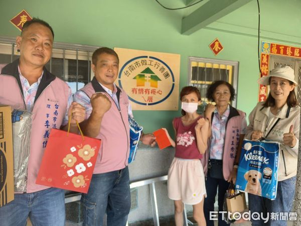 ▲台南勞工局攜手泥水工會於中秋節前夕發送愛心物資，關懷弱勢家庭。（記者林東良翻攝，下同）
