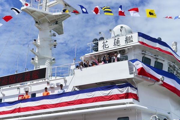 ▲蕭美琴副總統登花蓮艦合影，左起海巡署署長夫人李文玲、張忠龍署長、許永寧艦長、管碧玲主委、蕭美琴副總統、台船公司陳政宏董事長。（圖／台船提供）