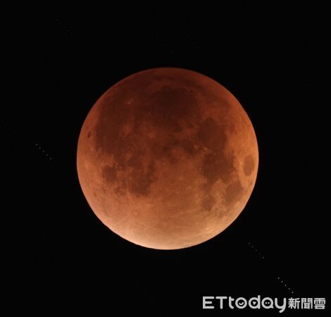 ▲月全食化身紅色血月，吸引千名天文迷齊聚南瀛天文館觀測。（記者林東良翻攝，下同）