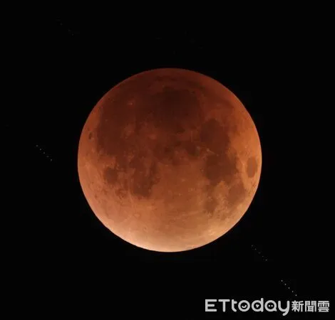 ▲月全食化身紅色血月，吸引千名天文迷齊聚南瀛天文館觀測。（記者林東良翻攝，下同）