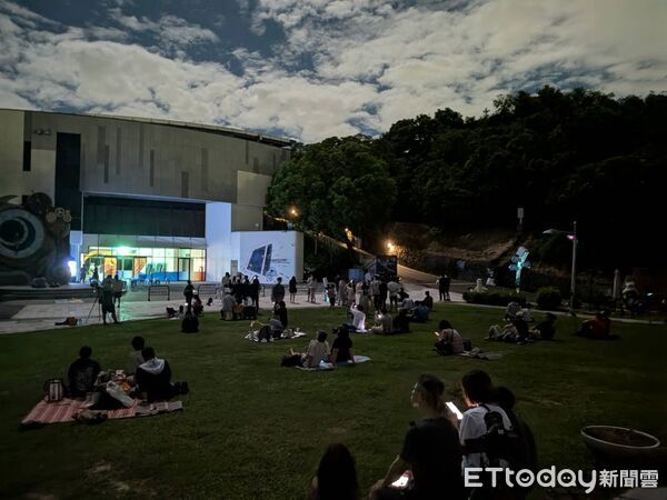 ▲月全食化身紅色血月，吸引千名天文迷齊聚南瀛天文館觀測。（記者林東良翻攝，下同）