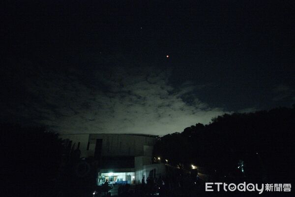 ▲月全食化身紅色血月，吸引千名天文迷齊聚南瀛天文館觀測。（記者林東良翻攝，下同）