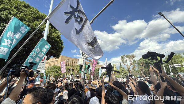 ▲▼民眾黨前主席柯文哲感謝小草過去一年的支持。（圖／記者徐文彬攝）