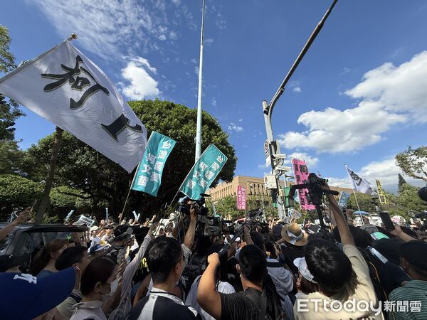 ▲▼民眾黨前主席柯文哲感謝小草過去一年的支持。（圖／記者徐文彬攝）