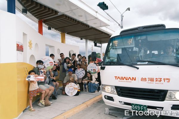▲西拉雅推出「毛起來玩」狗狗節活動，毛孩開心戲水、奔跑草原。（記者林東良翻攝，下同）