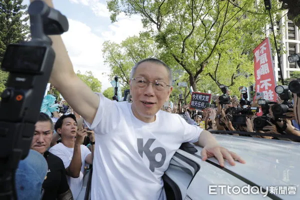 ▲▼前台北市長柯文哲在羈押近一年後今天終於交保獲釋，離開北院時沿路受到小草夾道歡迎。（圖／記者湯興漢攝）