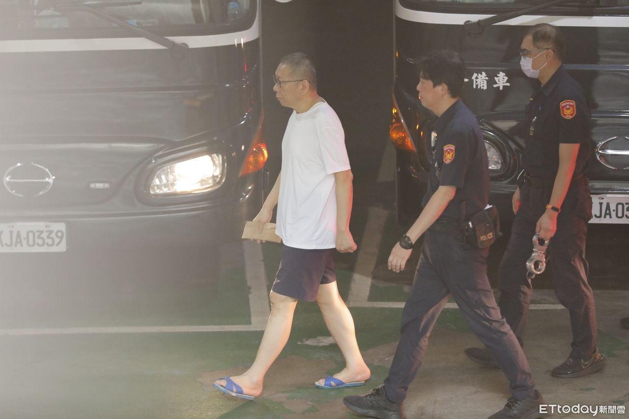 快訊／囚車抵達！柯文哲現身畫面曝　淡定下車走入北院