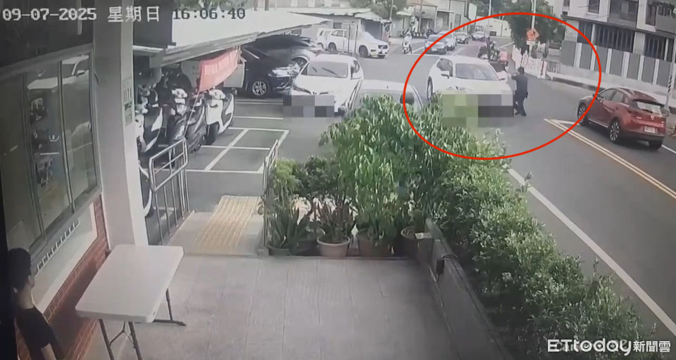 高雄女不爽前任有新歡撂人討公道　警局門口囂張攔車衝撞