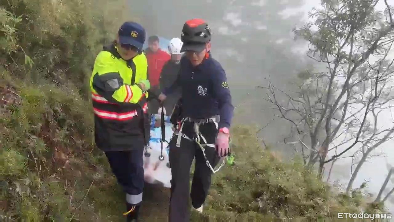 女跟團健行滑落10米邊坡撞樹頭　阿里山警消2小時火速救援