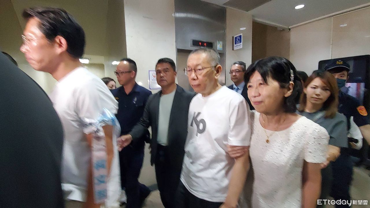 快訊／羈押363天「柯文哲交保了」！穿KP白踢現身　陳佩琪面露微笑