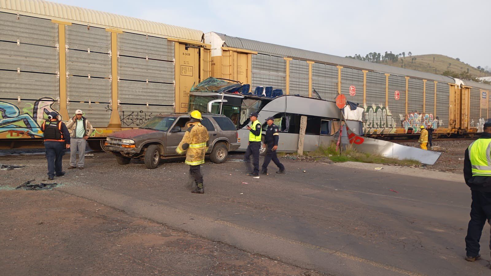 ▲墨西哥發生火車撞雙層巴士嚴重事故。（圖／翻攝X，下同）