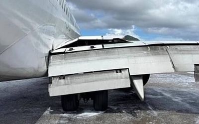 西捷航空降落「世界最危險機場」 右主起落架塌陷!乘客急疏散