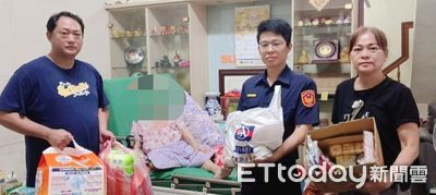 一肩挑兩老!屏東婦人獨撐家計 枋寮警+志工送物資助渡難關