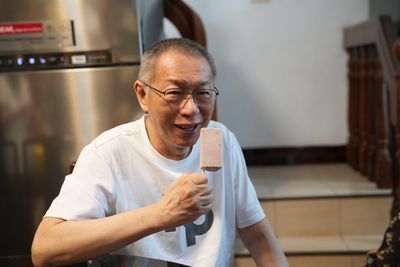 不是豬腳麵線！柯文哲回新竹先吃「814冰棒」　高虹安在旁一起吃