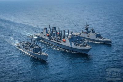 敦睦遠航長達萬餘浬 磐石軍艦雙舷加油高度默契專業