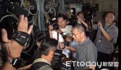 柯文哲今晚回到台北住家了　「時隔9個月」再次踏進家門