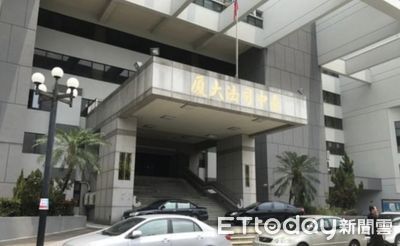 台中潭子驚傳街頭兇殺案!男子遭亂刀砍死倒臥血泊
