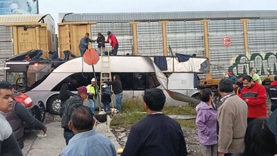 墨西哥火車撞雙層巴士!車頂全掀乘客噴飛 至少8死45傷