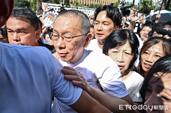 ▲▼台北地院審理京華城案，9月5日裁定柯文哲以新台幣7000萬元交保，柯文哲與陳佩琪在支持者小草簇擁下離開北院。（圖／記者李毓康攝）