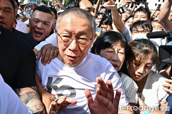 ▲▼台北地院審理京華城案，9月5日裁定柯文哲以新台幣7000萬元交保，柯文哲與陳佩琪在支持者小草簇擁下離開北院。（圖／記者李毓康攝）